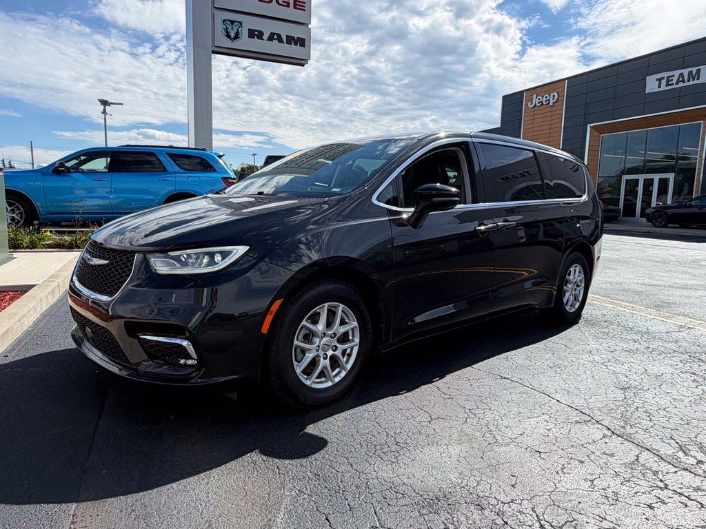 Used 2024 Chrysler Pacifica Touring-L FWD image 3