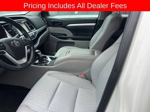 Used 2019 Toyota Highlander Plus FWD image 4