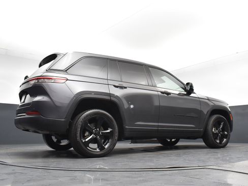 Used 2023 Jeep Grand Cherokee Altitude AWD/4WD image 22