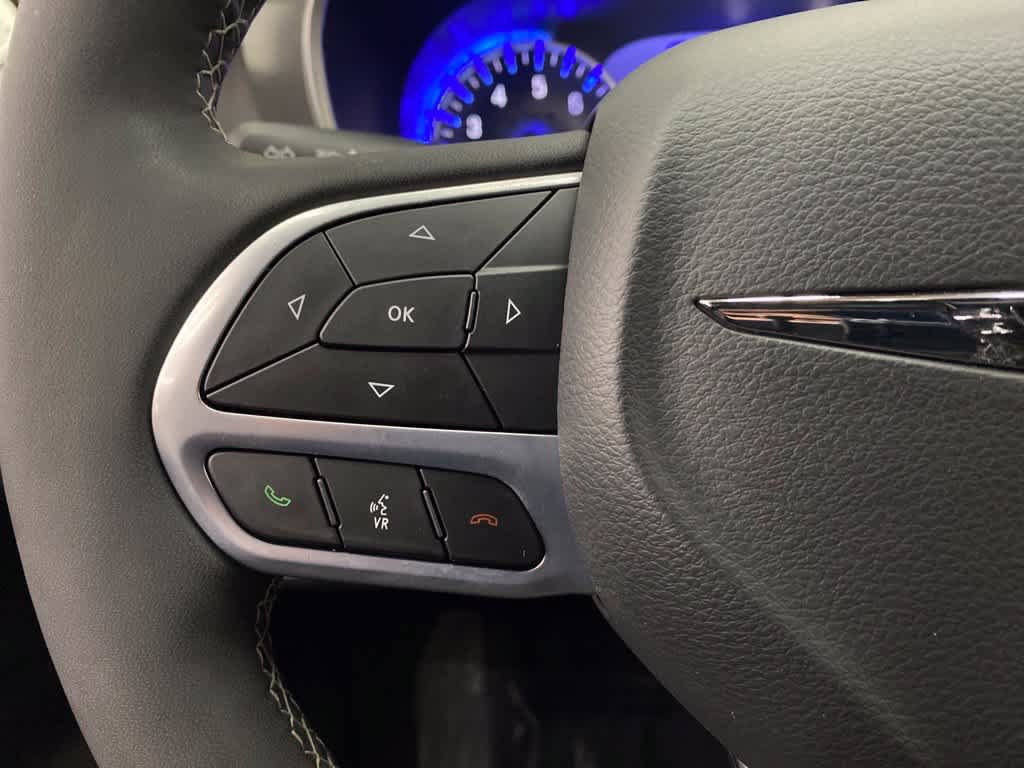 Used 2025 Chrysler Pacifica Select FWD image 19