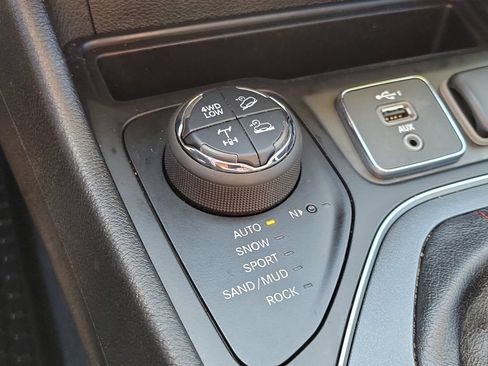 Used 2020 Jeep Cherokee Trailhawk w/ Technology Group AWD/4WD image 31