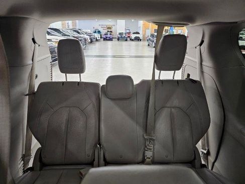 Used 2017 Chrysler Pacifica Touring-L FWD image 35