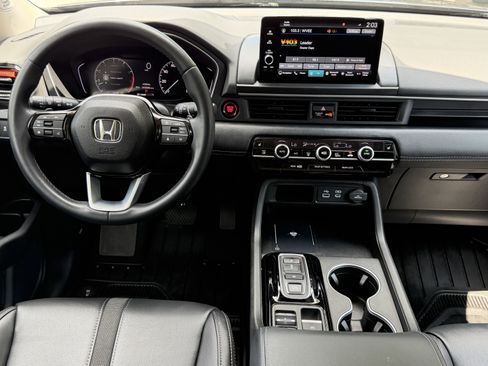 Used 2025 Honda Pilot Touring image 9