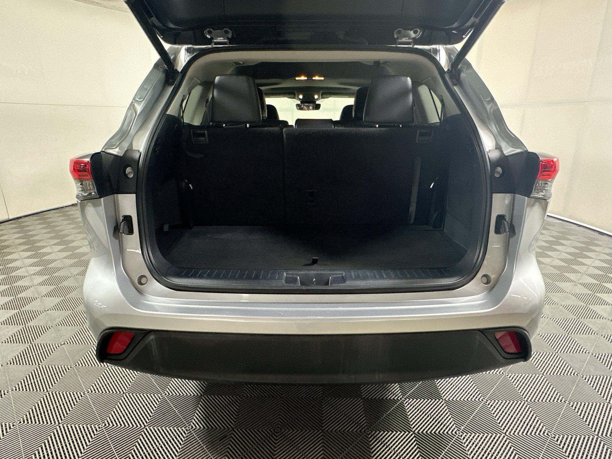 Used 2023 Toyota Highlander XLE FWD image 31