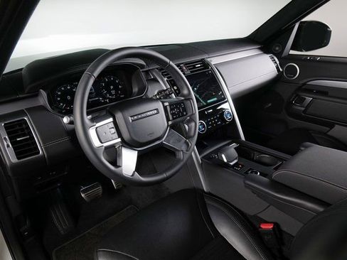 Used 2025 Land Rover Discovery Dynamic SE image 18