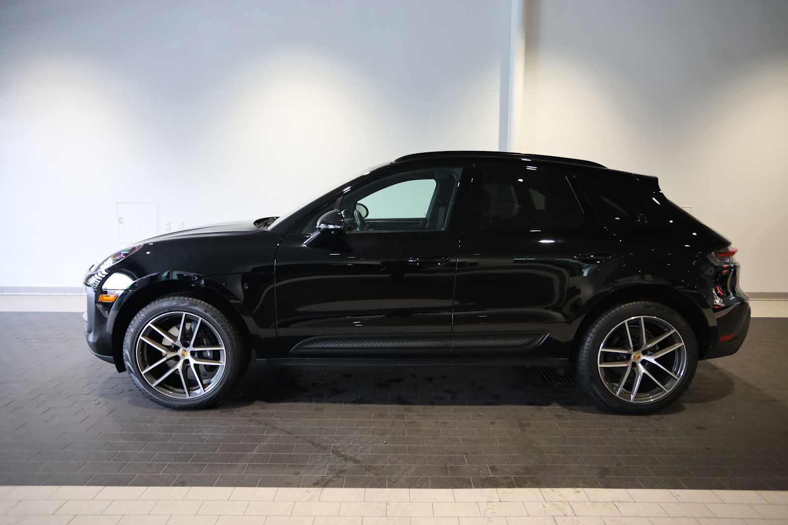 Used 2026 Porsche Macan AWD/4WD image 2