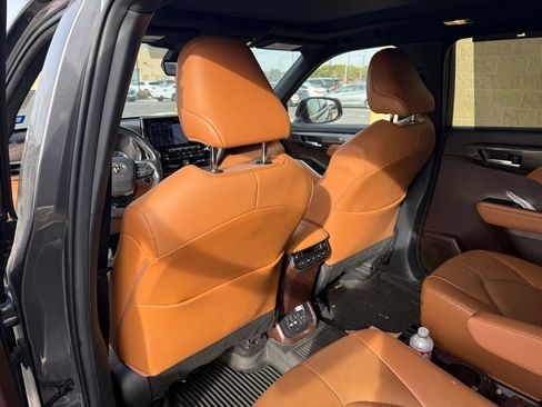 Used 2021 Toyota Highlander Platinum image 9