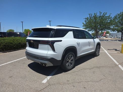 Used 2025 Chevrolet Traverse LT FWD image 7