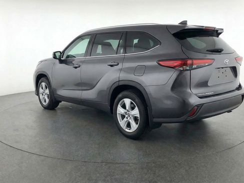 Used 2025 Toyota Highlander LE FWD image 6