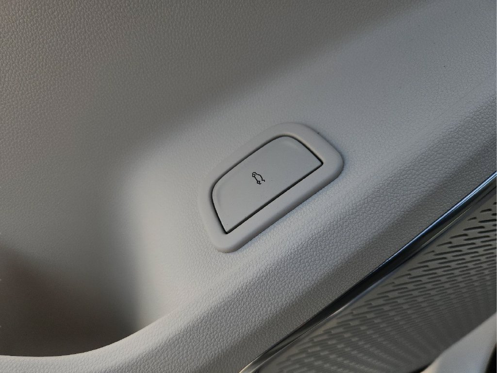 Used 2024 GMC Acadia Denali w/ LPO, Floor Liner Package FWD image 18