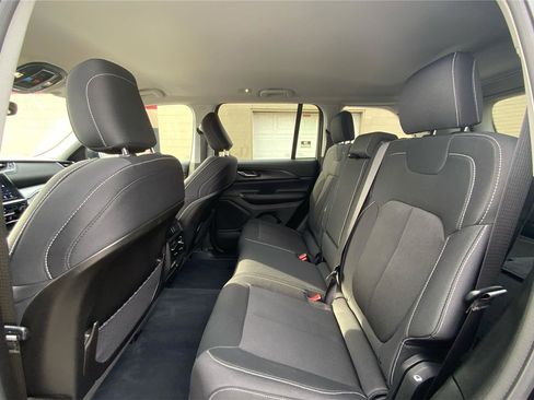 Used 2023 Jeep Grand Cherokee Laredo w/ Luxury Tech Group I image 11