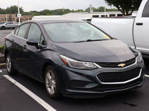 Used 2017 Chevrolet Cruze LT FWD image 3