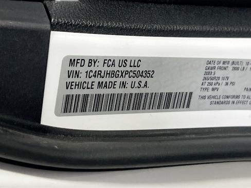 Used 2023 Jeep Grand Cherokee Limited w/ Black Appearance Package image 32