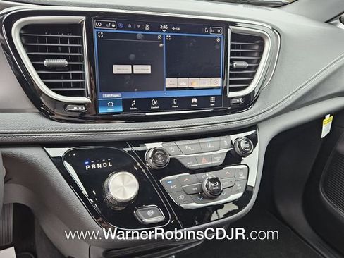 New 2026 Chrysler Pacifica Select image 21