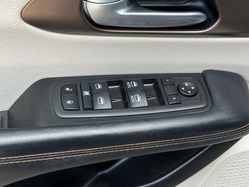 Used 2017 Chrysler Pacifica Touring-L w/ 13 Speaker Alpine Sound Group FWD image 12