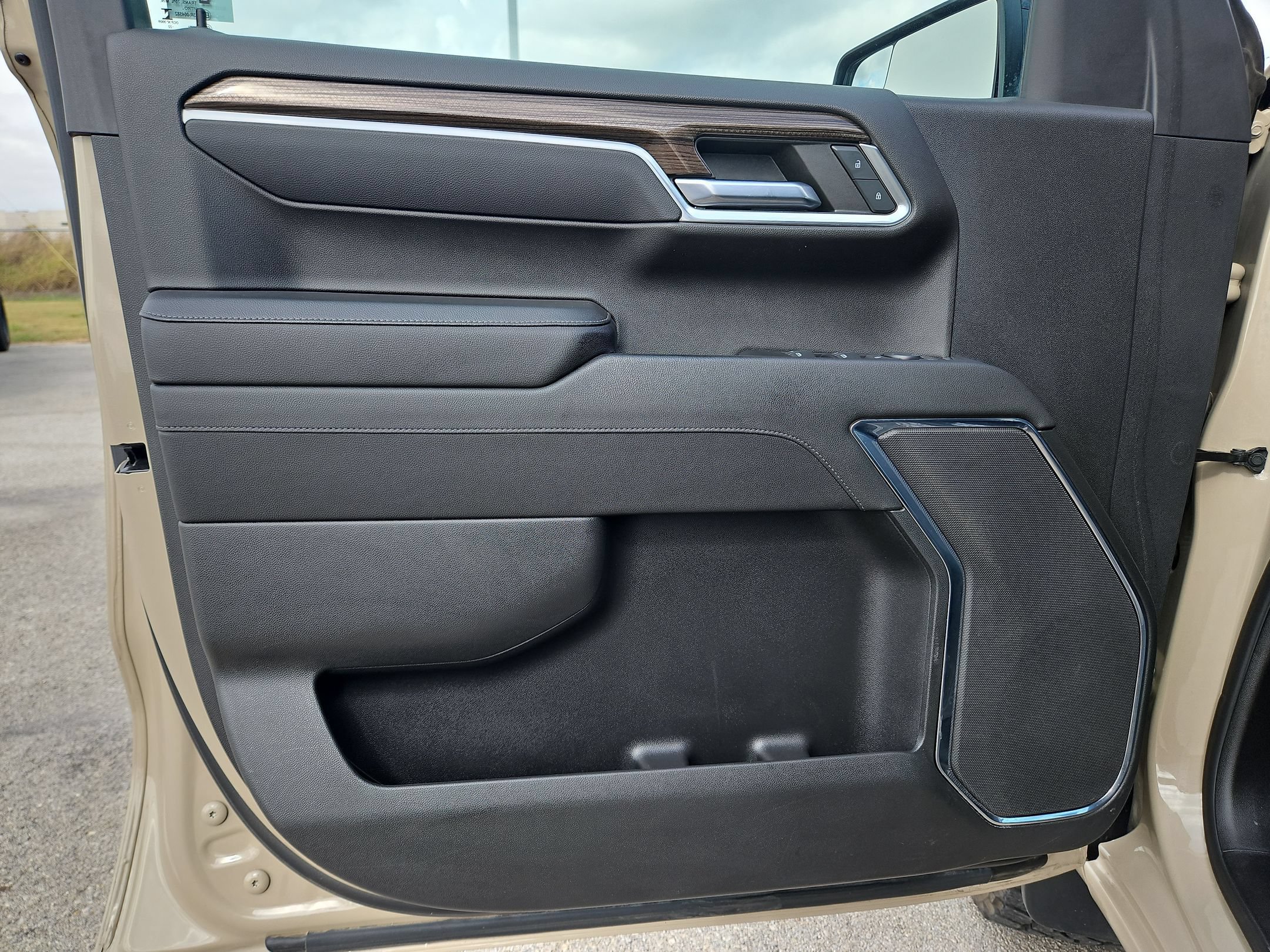 Used 2023 Chevrolet Silverado 1500 LT Trail Boss w/ LPO, Dark Essentials Package AWD/4WD image 11