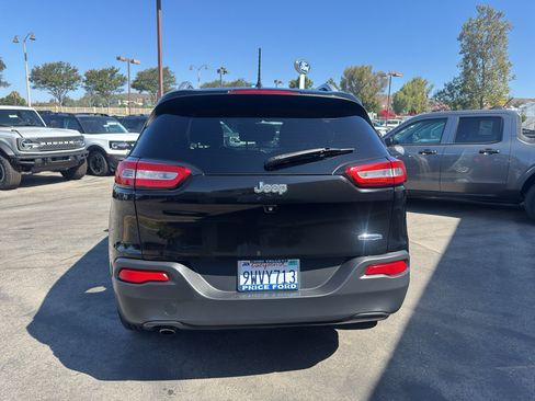 Used 2017 Jeep Cherokee Latitude FWD image 3