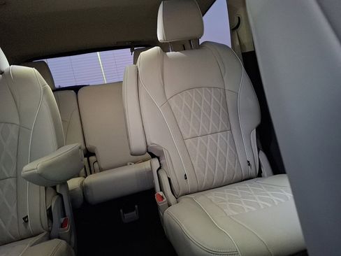 Certified 2024 Buick Enclave Avenir w/ Avenir Technology Package image 20