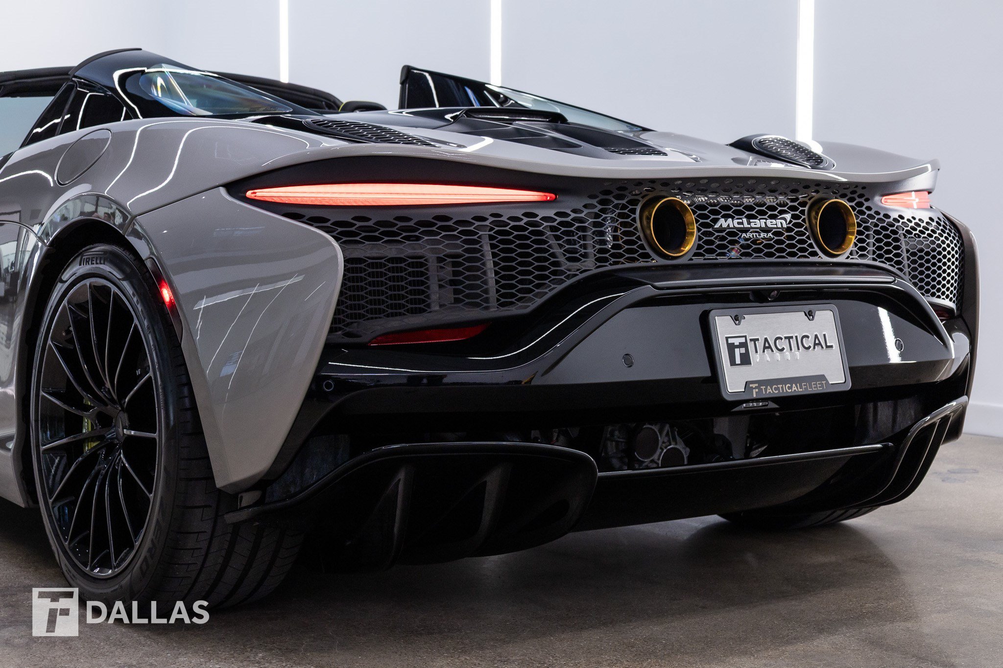Used 2025 McLaren Artura Spider RWD image 8