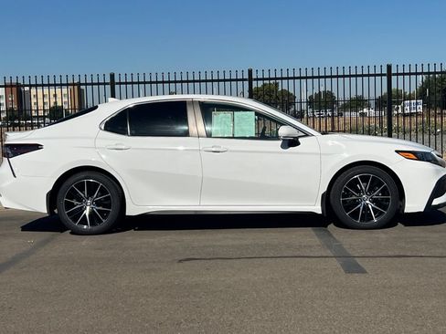 Certified 2022 Toyota Camry SE w/ Convenience Package FWD image 3