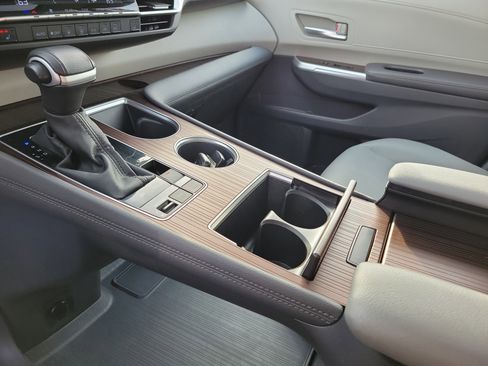 Used 2024 Toyota Sienna XLE image 29