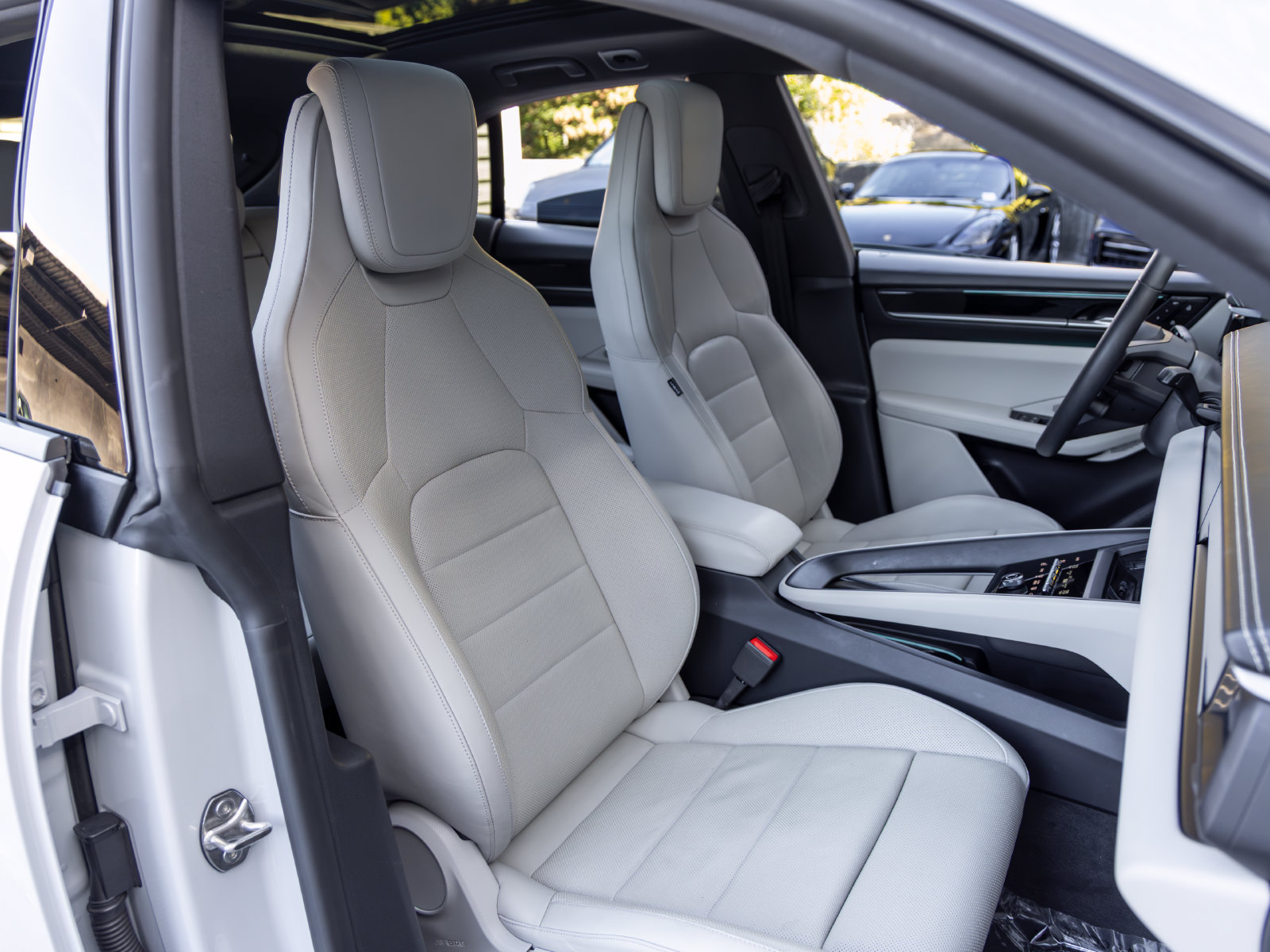 Certified 2025 Porsche Macan Electric RWD image 61