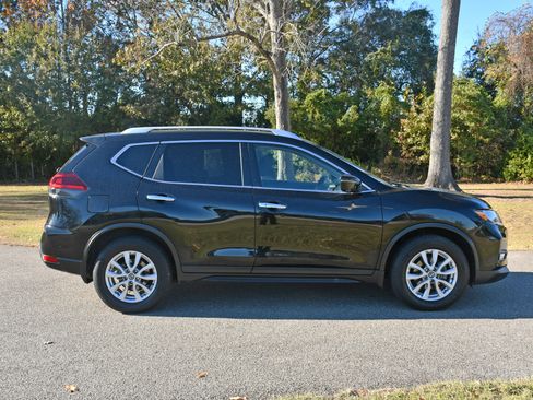 Used 2018 Nissan Rogue SV w/ Premium Package image 5