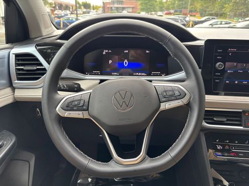 Used 2025 Volkswagen Taos SE image 28