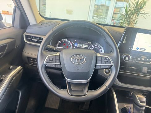 Used 2025 Toyota Highlander LE FWD image 9