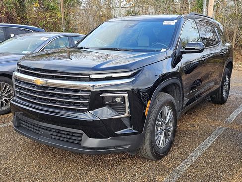 Used 2025 Chevrolet Traverse LT image 3