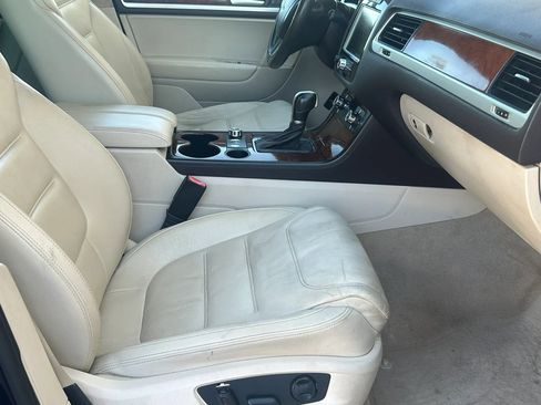 Used 2013 Volkswagen Touareg TDI AWD/4WD image 11