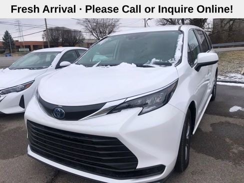 Used 2024 Toyota Sienna LE image 2