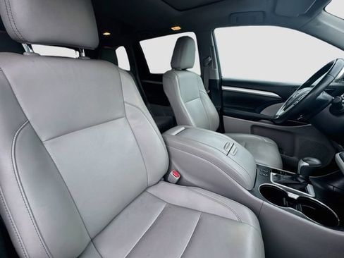 Used 2019 Toyota Highlander XLE AWD/4WD image 30
