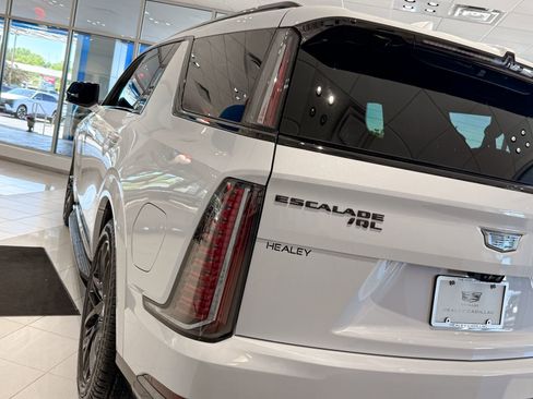 New 2026 Cadillac Escalade IQL Sport 1 w/ LPO, ONYX Package AWD/4WD image 6