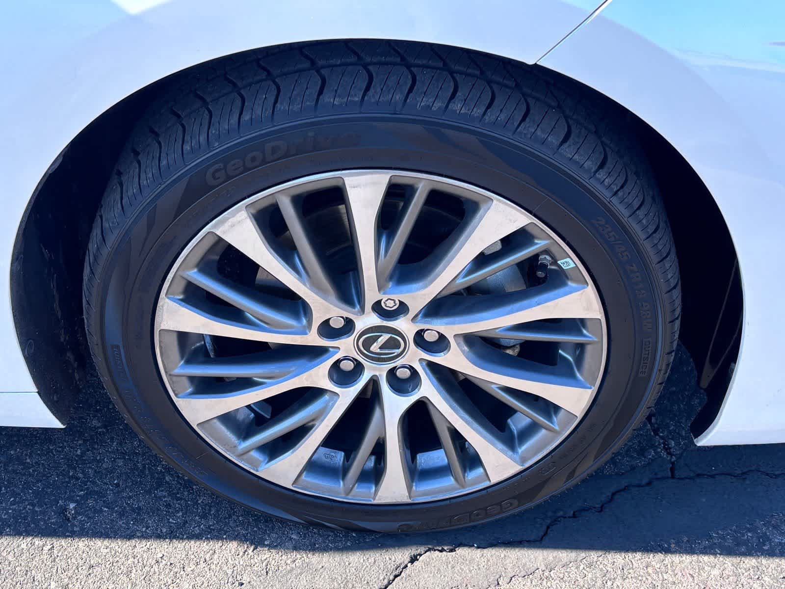 Used 2019 Lexus ES 300h w/ Premium Package FWD image 12