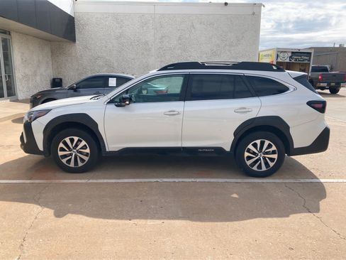 Used 2025 Subaru Outback Premium AWD/4WD image 2