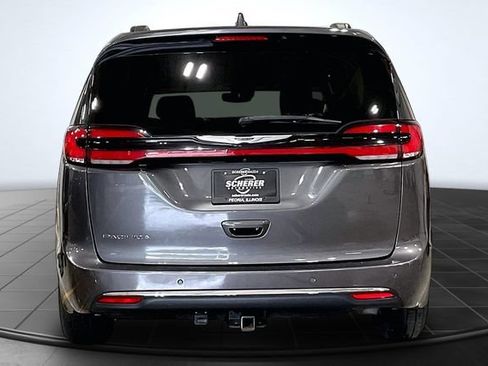Used 2022 Chrysler Pacifica Touring-L FWD image 4