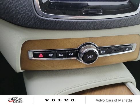 Used 2021 Volvo XC90 T6 Momentum image 32