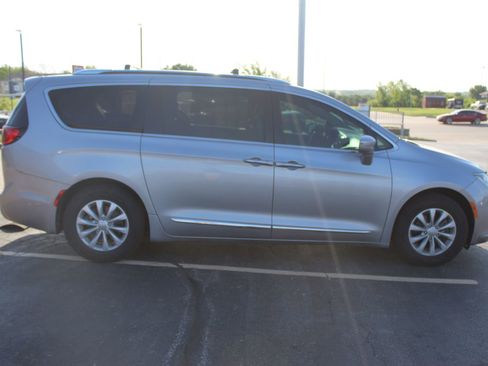 Used 2019 Chrysler Pacifica Touring-L FWD image 7