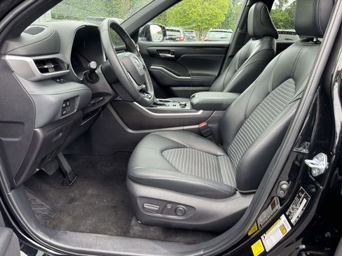 Used 2025 Toyota Highlander XSE AWD/4WD image 21