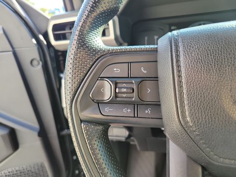 Certified 2025 Toyota Tacoma SR5 AWD/4WD image 17