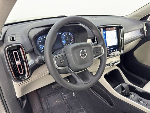 Used 2022 Volvo XC40 T5 Momentum w/ Premium Package image 12