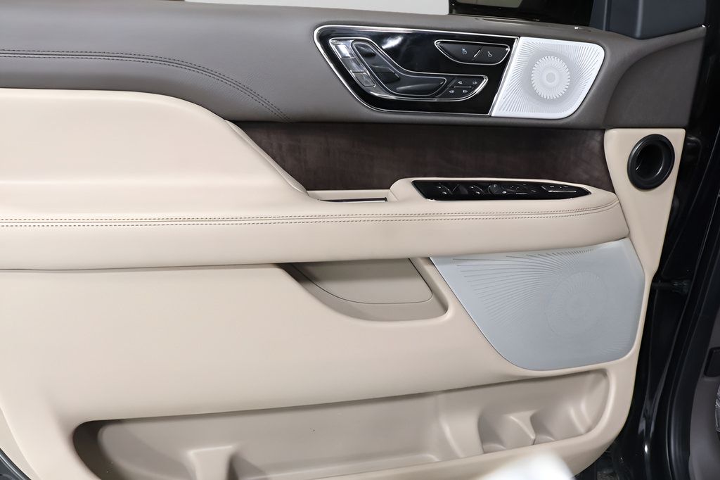 Used 2022 Lincoln Navigator Reserve AWD/4WD image 23