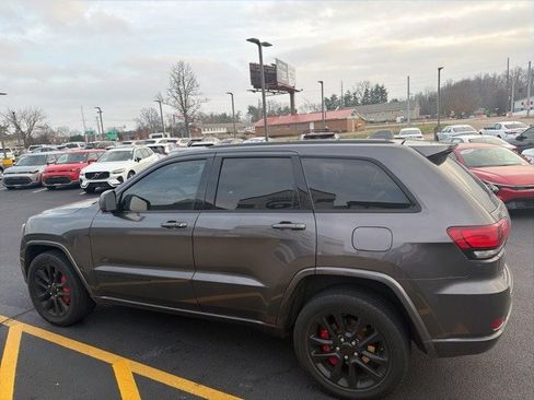 Used 2017 Jeep Grand Cherokee Altitude image 3