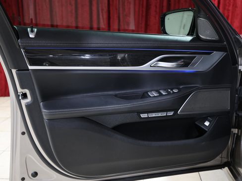 Used 2018 BMW 750i image 11