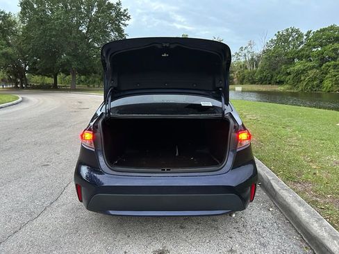 Used 2021 Toyota Corolla LE image 10