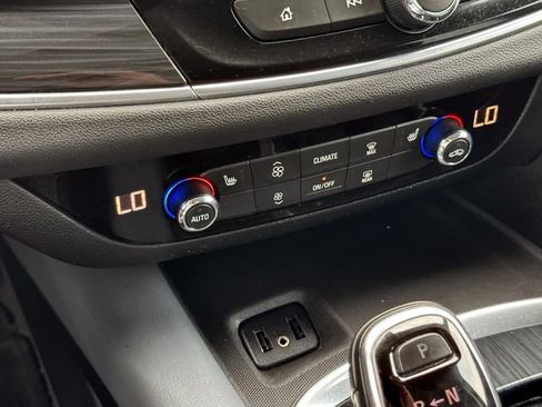 Used 2019 Buick Enclave Essence AWD/4WD image 28