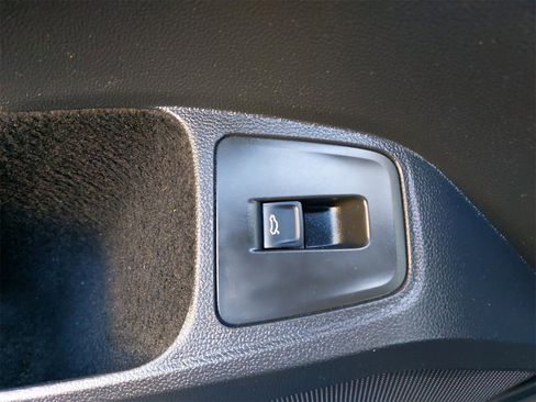 Used 2022 Volkswagen Tiguan SE image 34