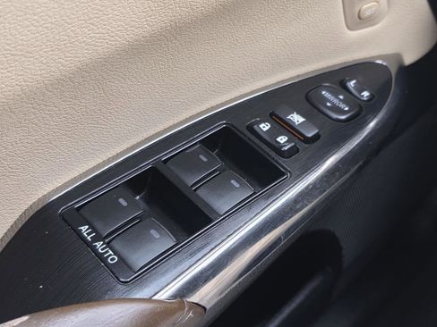 Used 2018 Toyota Avalon Limited image 9