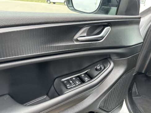 Used 2025 Jeep Grand Cherokee Altitude image 17